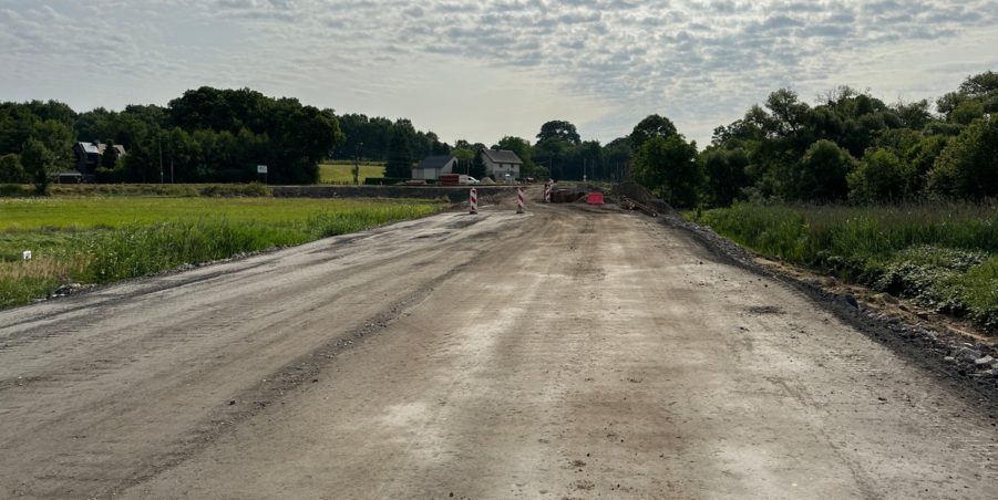 2023 07 11 km 245+600 droga wzdłuż rzeki Drama strona prawa