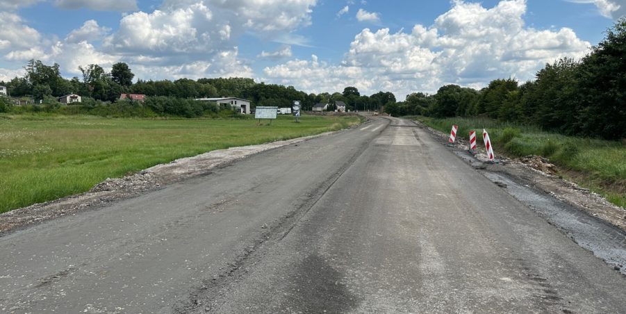 2023 07 25 km 245+300 droga wzdłuż rzeki Drama