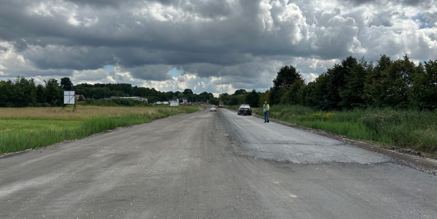 2023 08 01 km 245+300 droga wzdłuż rzeki Drama