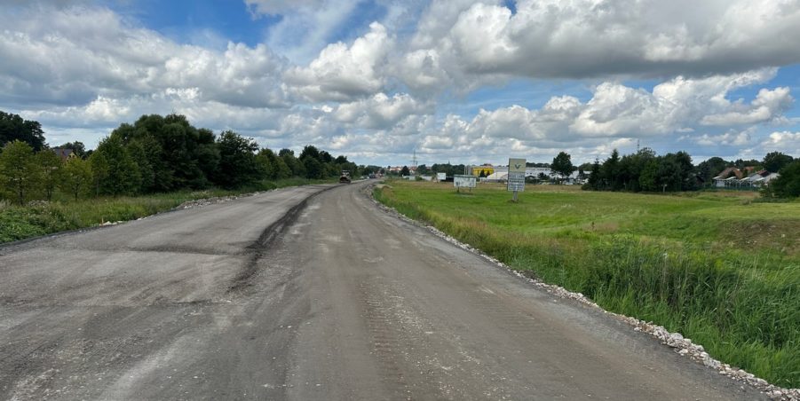 2023 08 01 km 245+600 droga wzdłuż rzeki Drama