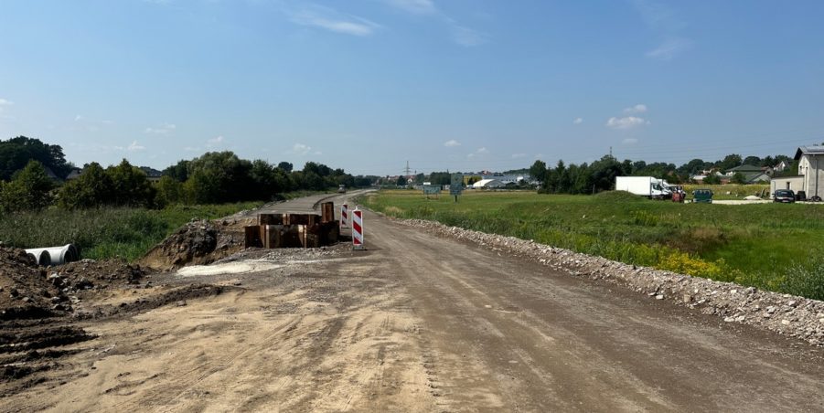 2023 08 16 km 245+600 droga wzdłuż rzeki Drama