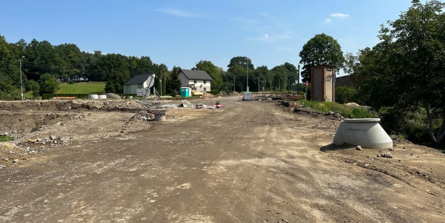 2023 08 16 km 245+600 droga wzdłuż rzeki Drama strona prawa