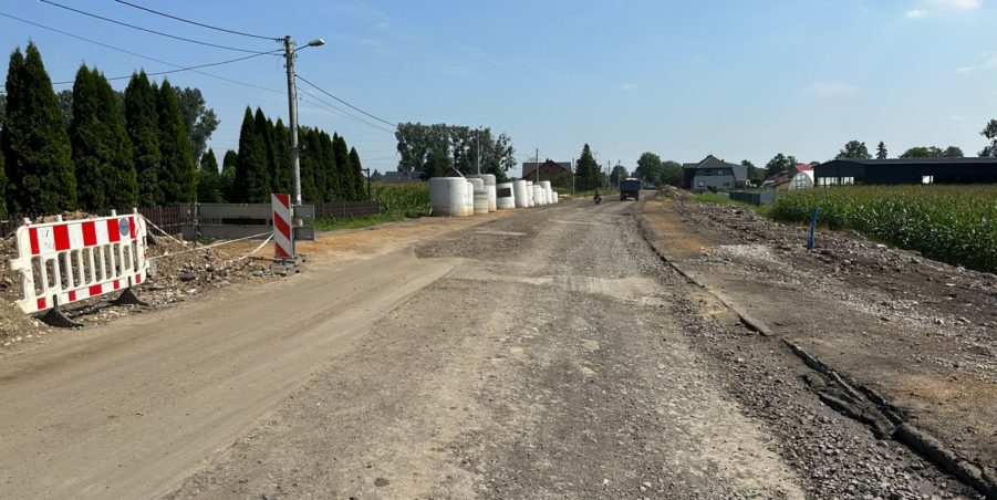 2023 08 16 km 246+400 ul. Wiejska strona prawa