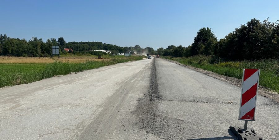 2023 08 22 km 245+300 droga wzdłuż rzeki Drama