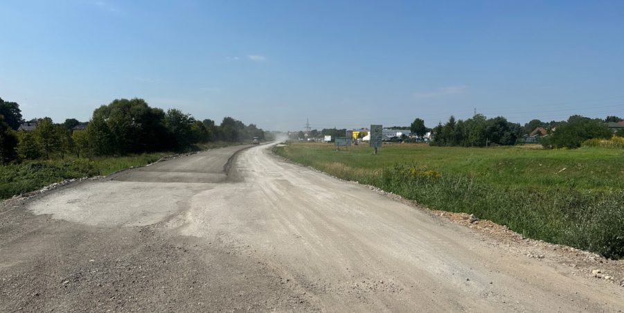 2023 08 22 km 245+600 droga wzdłuż rzeki Drama
