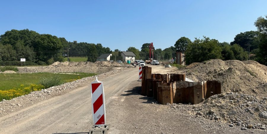 2023 08 22 km 245+600 droga wzdłuż rzeki Drama strona prawa