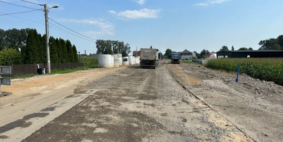 2023 08 22 km 246+400 ul. Wiejska strona prawa
