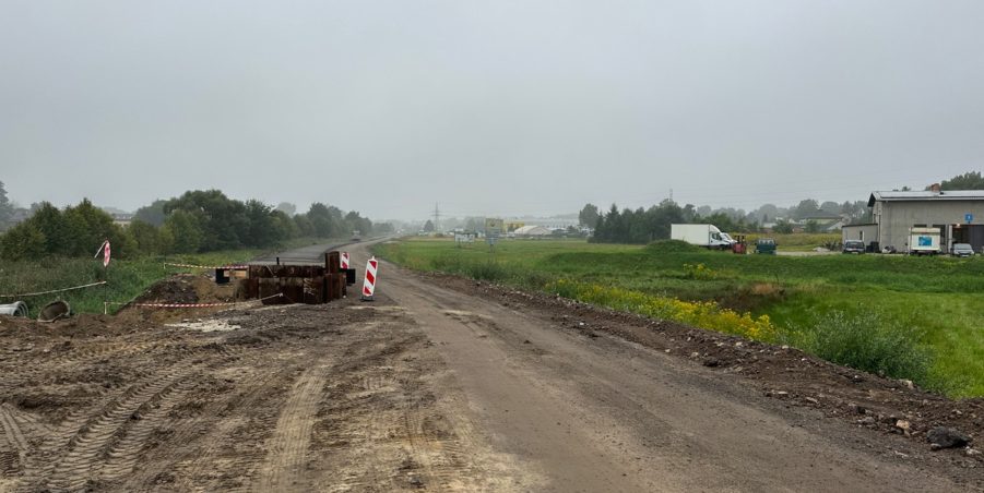 2023 08 29 km 245+600 droga wzdłuż rzeki Drama