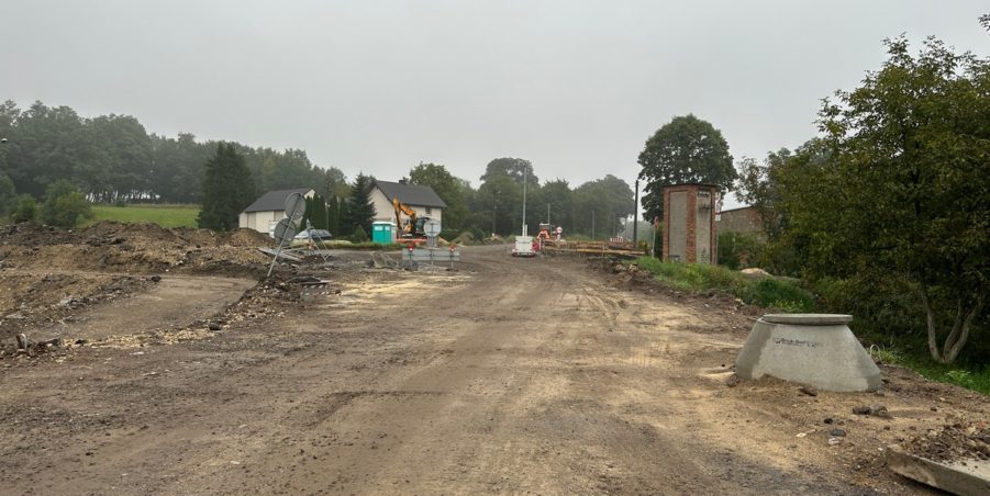2023 08 29 km 245+600 droga wzdłuż rzeki Drama strona prawa