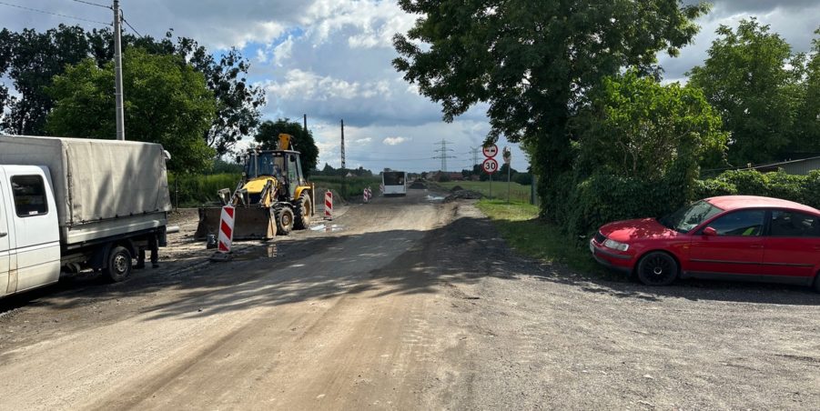 2023 08 08 km 246+550 ul. Wiejska strona prawa