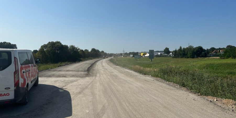 2023 09 05 km 245+600 droga wzdłuż rzeki Drama