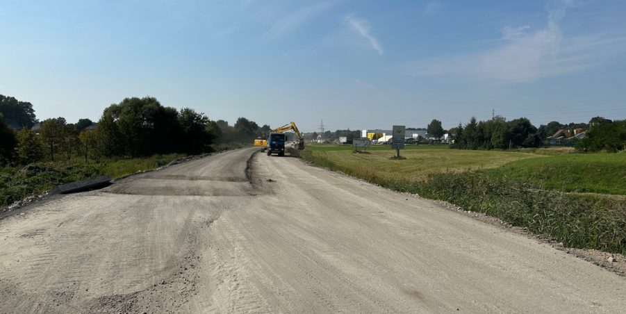 2023 09 12 km 245+600 droga wzdłuż rzeki Drama