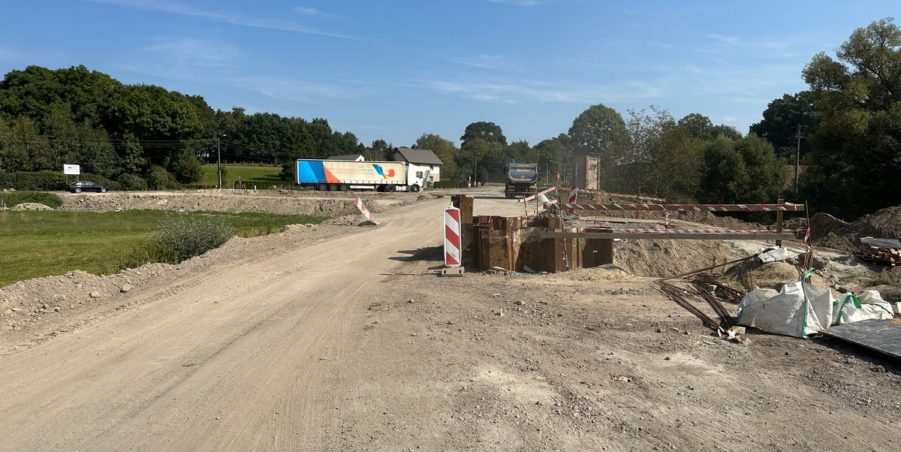 2023 09 12 km 245+600 droga wzdłuż rzeki Drama strona prawa