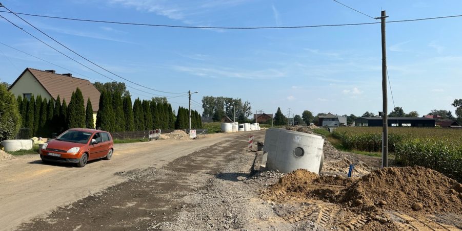 2023 09 12 km 246+400 ul. Wiejska strona prawa