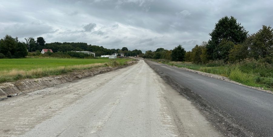 2023 09 19 km 245+300 droga wzdłuż rzeki Drama