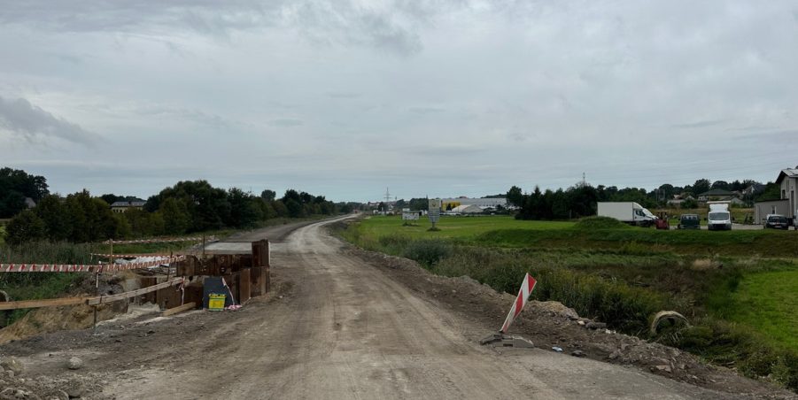2023 09 19 km 245+600 droga wzdłuż rzeki Drama
