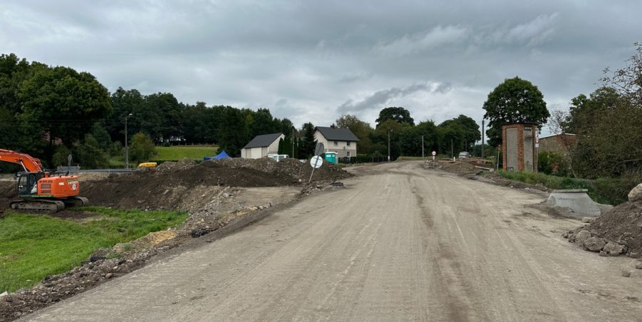 2023 09 19 km 245+600 droga wzdłuż rzeki Drama strona prawa