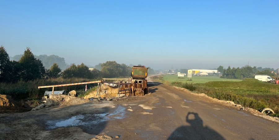 2023 09 26 km 245+600 droga wzdłuż rzeki Drama