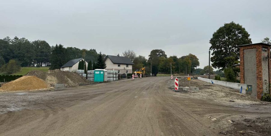 2023 10 17 km 245+600 droga wzdłuż rzeki Drama strona prawa