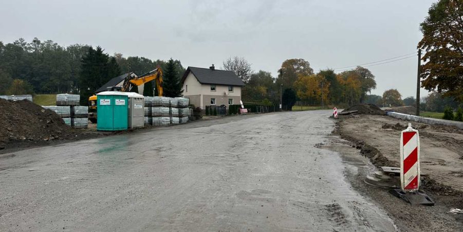 2023 10 24 km 245+600 droga wzdłuż rzeki Drama strona prawa