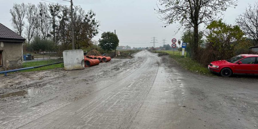 2023 10 24 km 246+550 ul. Wiejska strona prawa