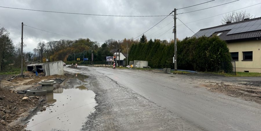 2023 11 07 km 246+400 ul. Wiejska strona lewa