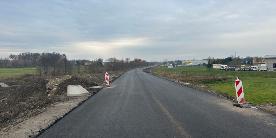 2023 11 21 km 245+600 droga wzdłuż rzeki Drama
