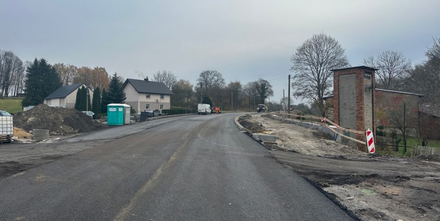 2023 11 21 km 245+600 droga wzdłuż rzeki Drama strona prawa