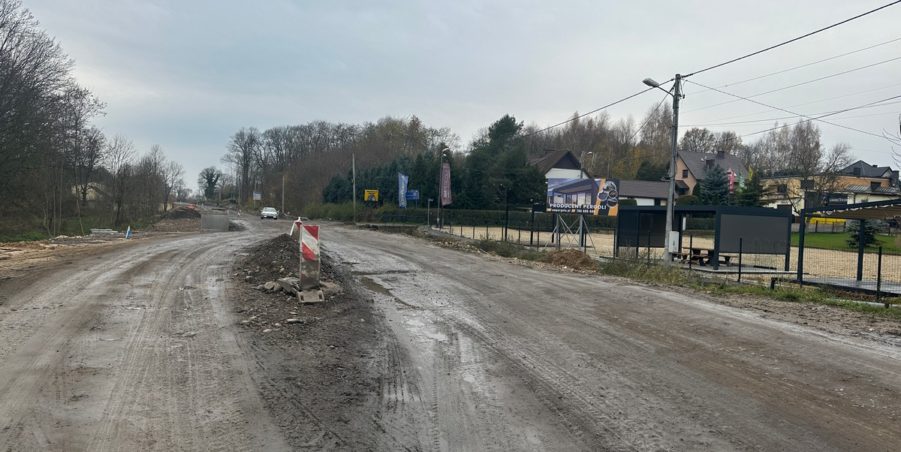 2023 11 21 km 246+400 ul. Wiejska strona lewa