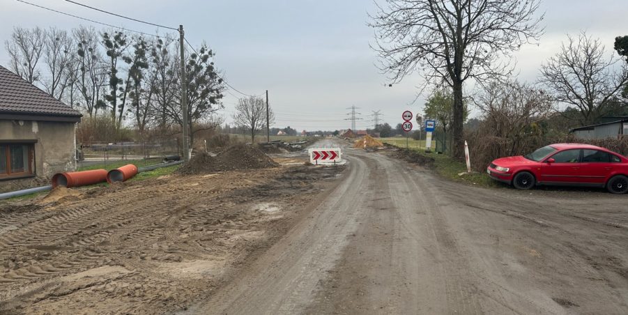 2023 11 21 km 246+550 ul. Wiejska strona prawa