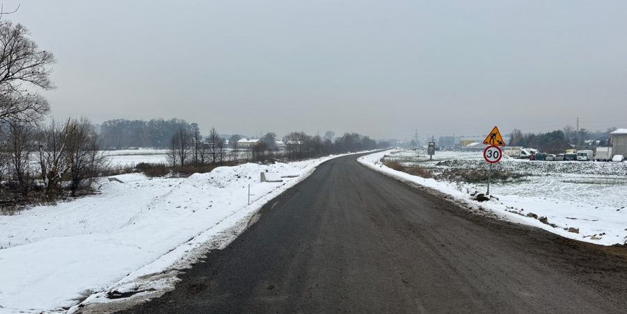 2023 11 28 km 245+600 droga wzdłuż rzeki Drama