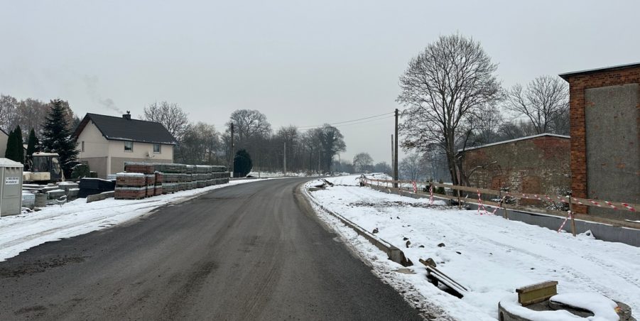 2023 11 28 km 245+600 droga wzdłuż rzeki Drama strona prawa