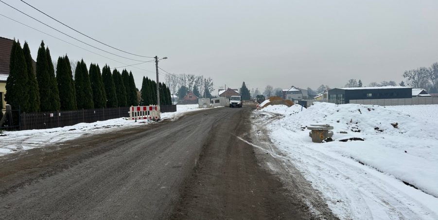 2023 11 28 km 246+400 ul. Wiejska strona prawa