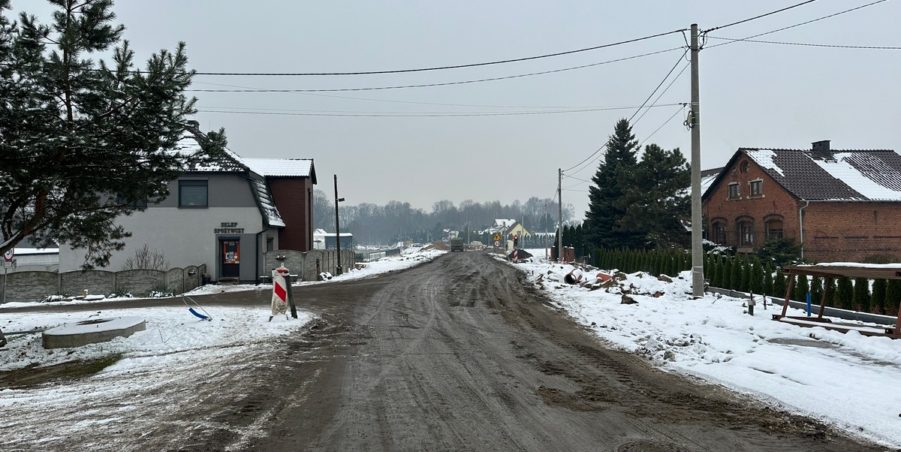 2023 11 28 km 246+550 ul. Wiejska strona lewa