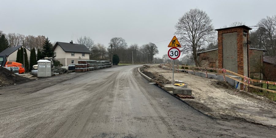 2023 12 12 km 245+600 droga wzdłuż rzeki Drama strona prawa