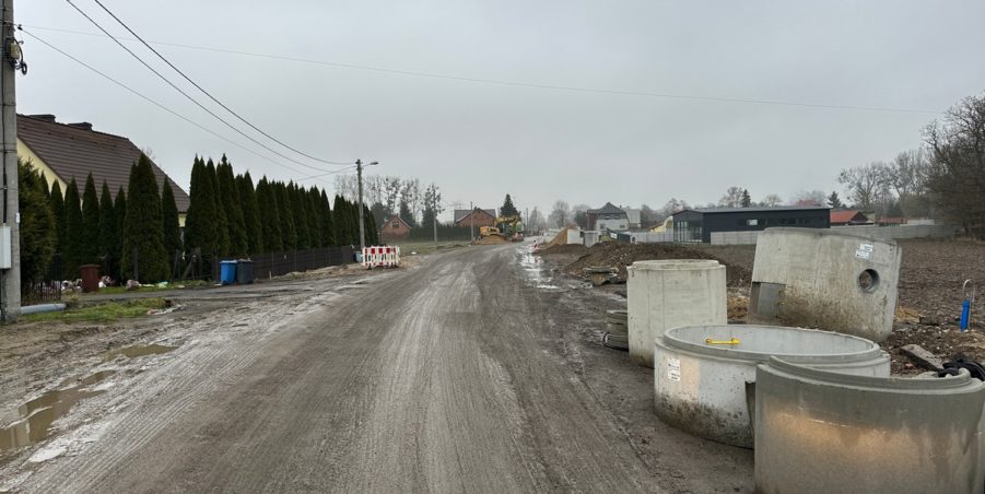 2023 12 12 km 246+400 ul. Wiejska strona prawa