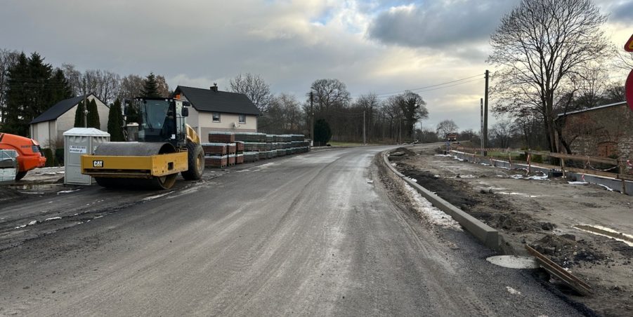 2023 12 05 km 245+600 droga wzdłuż rzeki Drama strona prawa