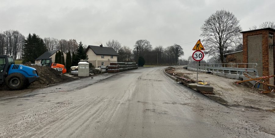 2023 12 19 km 245+600 droga wzdłuż rzeki Drama strona prawa