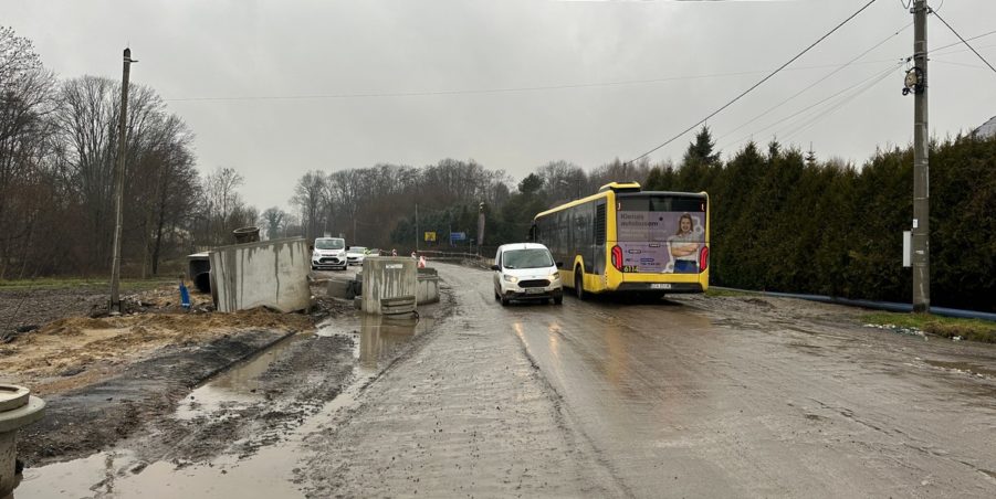 2023 12 19 km 246+400 ul. Wiejska strona lewa