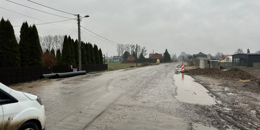 2023 12 19 km 246+400 ul. Wiejska strona prawa