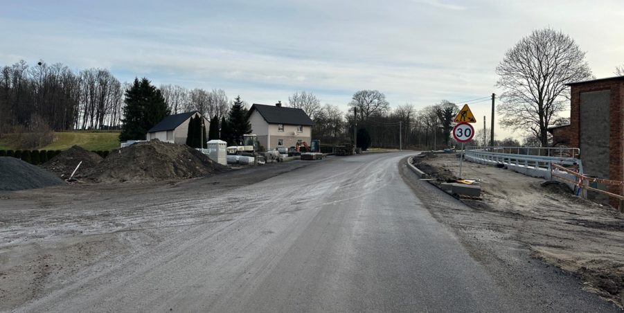 2023 12 27 km 245+600 droga wzdłuż rzeki Drama strona prawa