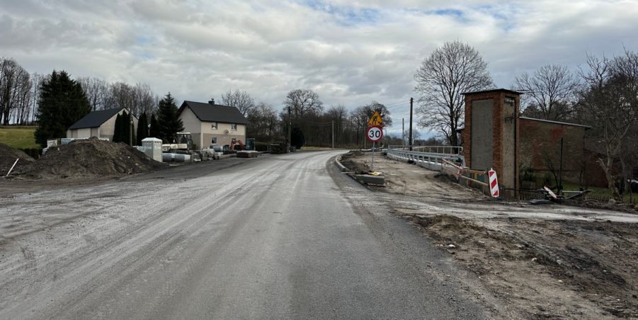 2024 01 02 km 245+600 droga wzdłuż rzeki Drama strona prawa