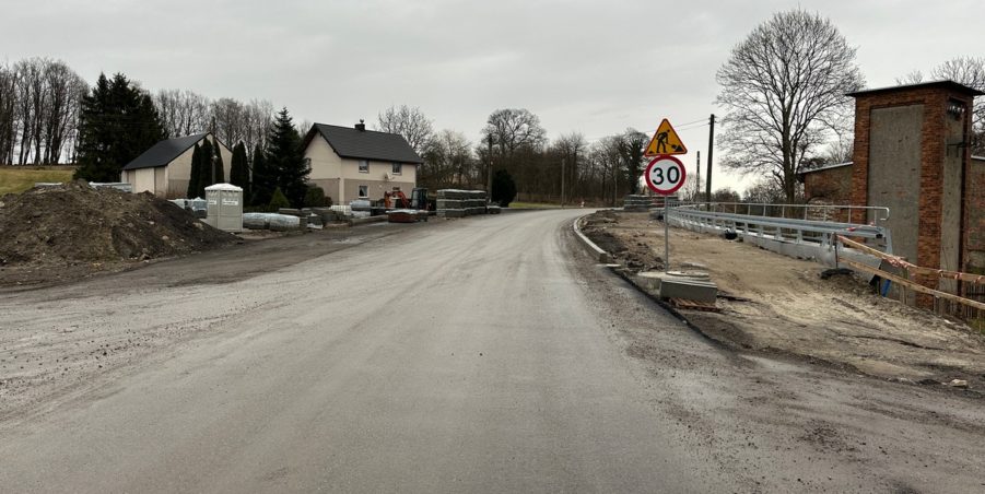 2024 02 06 km 245+600 droga wzdłuż rzeki Drama strona prawa