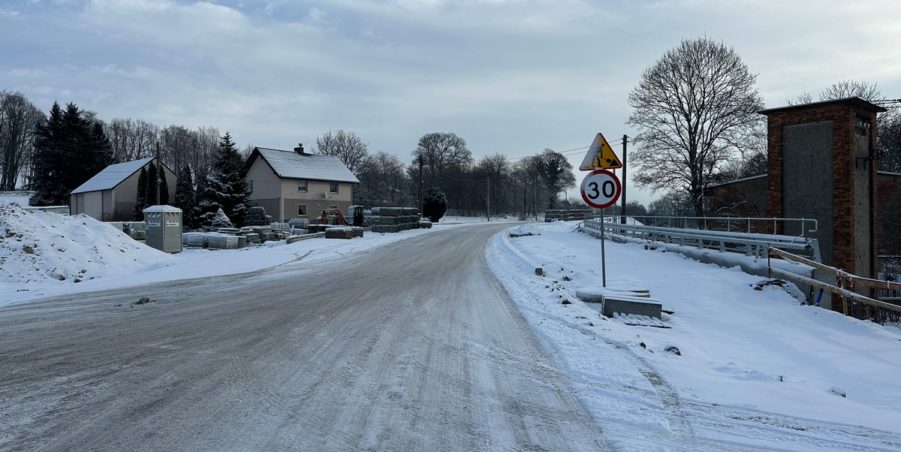 2024 01 09 km 245+600 droga wzdłuż rzeki Drama strona prawa