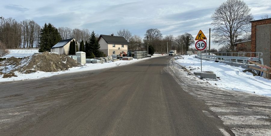 2024 01 16 km 245+600 droga wzdłuż rzeki Drama strona prawa