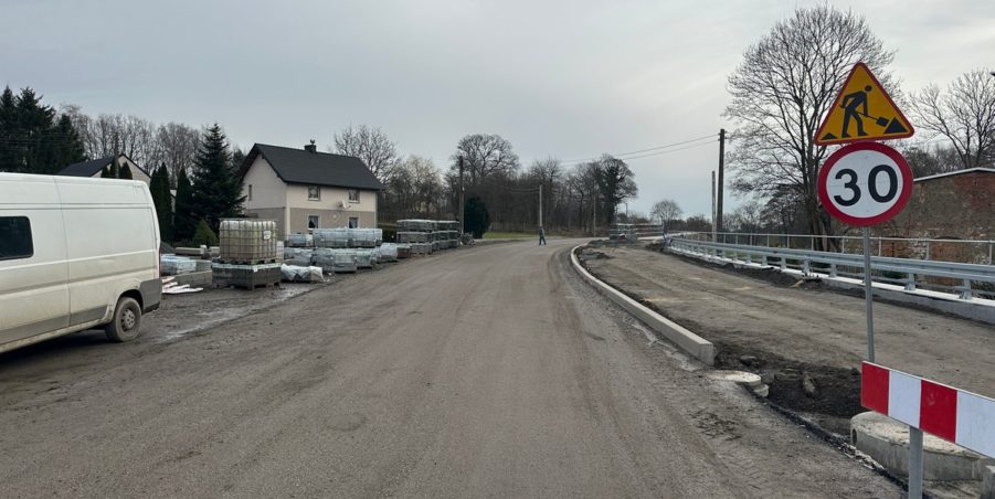 2024 02 20 km 245+600 droga wzdłuż rzeki Drama strona prawa