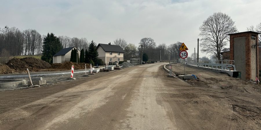 2024 02 27 km 245+600 droga wzdłuż rzeki Drama strona prawa