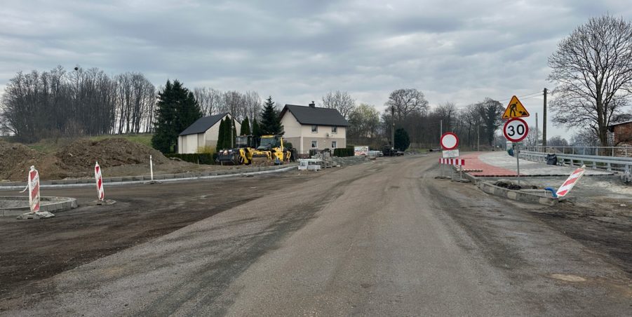 2024 03 05 km 245+600 droga wzdłuż rzeki Drama strona prawa