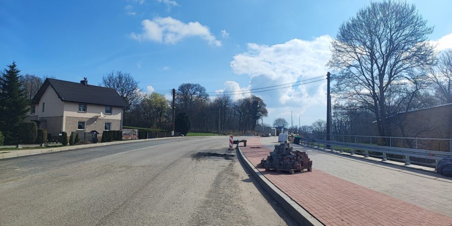 2024 03 19 km 245+600 droga wzdłuż rzeki Drama strona prawa