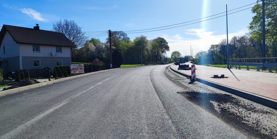 2024 04 09 km 245+600 droga wzdłuż rzeki Drama strona prawa
